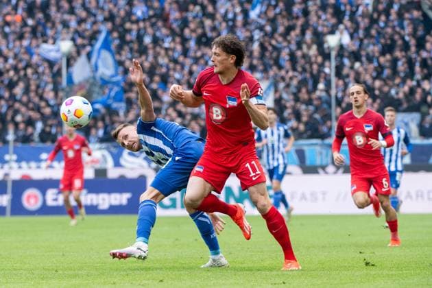 Fabian Reese (Hertha BSC Berlin, 11) im Zweikampf mit Marco Thiede (Karlsruher SC, 21), GER, Karlsruher SC (KSC) vs Hertha BSC Berlin (BSC), Fussball 2. Bundesliga, 30. Spieltag, Saison 2023 2024, 21.04.2024 DFB DFL regulations prohibit any use of photographs as image sequences and or quasi-video GER, Karlsruher SC (KSC) vs Hertha BSC Berlin (BSC), Fussball 2. Bundesliga, 30. Spieltag, Saison 2023 2024, 21.04.2024 Karlsruhe