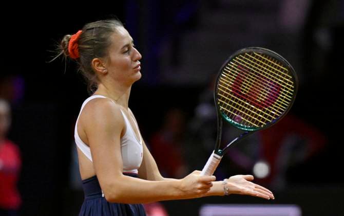 Marta Kostyuk (UKR) enttaeuscht Gestik Geste Tennis Damen Porsche-Cup Porsche Tennis Grand Prix GP Stuttgart 2024 Porsche Arena 21.04.2024 DFL REGULATIONS PROHIBIT ANY USE OF PHOTOGRAPHS AS IMAGE SEQUENCES AND OR QUASI-VIDEO Porsche Tennis Grand Prix GP Stuttgart 2024