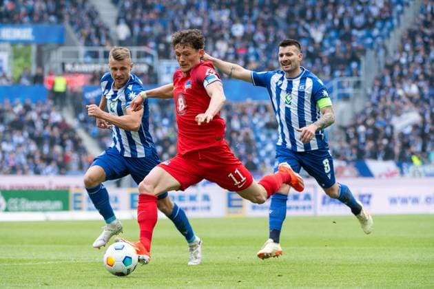 Fabian Reese (Hertha BSC Berlin, 11) im Zweikampf mit Marco Thiede (Karlsruher SC, 21), Jerome Gondorf (Karlsruher SC, 08), GER, Karlsruher SC (KSC) vs Hertha BSC Berlin (BSC), Fussball 2. Bundesliga, 30. Spieltag, Saison 2023 2024, 21.04.2024 DFB DFL regulations prohibit any use of photographs as image sequences and or quasi-video GER, Karlsruher SC (KSC) vs Hertha BSC Berlin (BSC), Fussball 2. Bundesliga, 30. Spieltag, Saison 2023 2024, 21.04.2024 Karlsruhe
