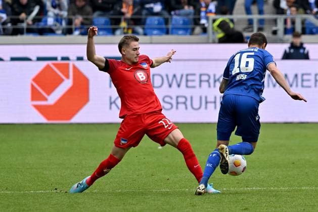 21.04.2024, xsltx, Fussball 2.Bundesliga, Karlsruher SC - Hertha BSC Berlin emspor, v.l. Marten Winkler (Hertha BSC Berlin) Philip Heise (Karlsruher SC KSC) Zweikampf, Aktion, action, battle for the ball (DFL DFB REGULATIONS PROHIBIT ANY USE OF PHOTOGRAPHS as IMAGE SEQUENCES and or QUASI-VIDEO) Karlsruhe