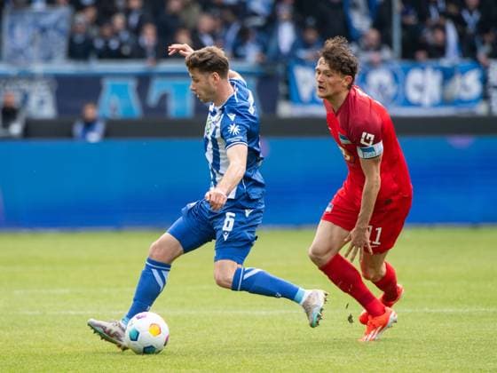 Leon Jensen (Karlsruher SC, 06) im Zweikampf mit Fabian Reese (Hertha BSC Berlin, 11), GER, Karlsruher SC (KSC) vs Hertha BSC Berlin (BSC), Fussball 2. Bundesliga, 30. Spieltag, Saison 2023 2024, 21.04.2024 DFB DFL regulations prohibit any use of photographs as image sequences and or quasi-video GER, Karlsruher SC (KSC) vs Hertha BSC Berlin (BSC), Fussball 2. Bundesliga, 30. Spieltag, Saison 2023 2024, 21.04.2024 Karlsruhe