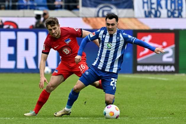 21.04.2024, xsltx, Fussball 2.Bundesliga, Karlsruher SC - Hertha BSC Berlin emspor, v.l. Jonjoe Kenny (Hertha BSC Berlin) Paul Nebel (Karlsruher SC KSC) Zweikampf, Aktion, action, battle for the ball (DFL DFB REGULATIONS PROHIBIT ANY USE OF PHOTOGRAPHS as IMAGE SEQUENCES and or QUASI-VIDEO) Karlsruhe