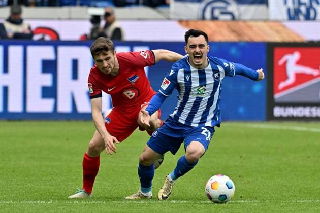 21.04.2024, xsltx, Fussball 2.Bundesliga, Karlsruher SC - Hertha BSC Berlin emspor, v.l. Jonjoe Kenny (Hertha BSC Berlin) Paul Nebel (Karlsruher SC KSC) Zweikampf, Aktion, action, battle for the ball (DFL DFB REGULATIONS PROHIBIT ANY USE OF PHOTOGRAPHS as IMAGE SEQUENCES and or QUASI-VIDEO) Karlsruhe
