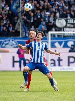 Igor Matanovic (Karlsruher SC, 09) im Zweikampf mit Marc Oliver Kempf (Hertha BSC Berlin, 20), GER, Karlsruher SC (KSC) vs Hertha BSC Berlin (BSC), Fussball 2. Bundesliga, 30. Spieltag, Saison 2023 2024, 21.04.2024 DFB DFL regulations prohibit any use of photographs as image sequences and or quasi-video GER, Karlsruher SC (KSC) vs Hertha BSC Berlin (BSC), Fussball 2. Bundesliga, 30. Spieltag, Saison 2023 2024, 21.04.2024 Karlsruhe