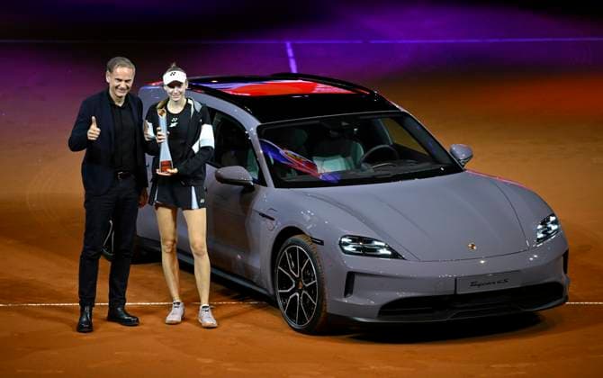 Siegerehrung, Ehrung Elena Rybakina (KAZ) mit Pokal vor Siegerfahrzeug Porsche Taycan 4S Turismo mit Vorstandsvorsitzender Volkswagen und Porsche AG Oliver Blume Tennis Damen Porsche-Cup Porsche Tennis Grand Prix GP Stuttgart 2024 Porsche Arena 21.04.2024 DFL REGULATIONS PROHIBIT ANY USE OF PHOTOGRAPHS AS IMAGE SEQUENCES AND OR QUASI-VIDEO Porsche Tennis Grand Prix GP Stuttgart 2024