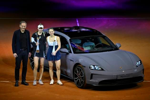 Siegerehrung, Ehrung Elena Rybakina (KAZ) mit Pokal vor Siegerfahrzeug Porsche Taycan 4S Turismo mit Marta Kostyuk (UKR) Vorstandsvorsitzender Volkswagen und Porsche AG Oliver Blume Tennis Damen Porsche-Cup Porsche Tennis Grand Prix GP Stuttgart 2024 Porsche Arena 21.04.2024 DFL REGULATIONS PROHIBIT ANY USE OF PHOTOGRAPHS AS IMAGE SEQUENCES AND OR QUASI-VIDEO Porsche Tennis Grand Prix GP Stuttgart 2024