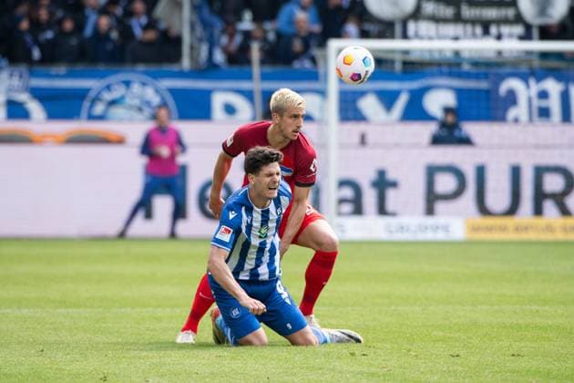 Marc Oliver Kempf (Hertha BSC Berlin, 20) im Zweikampf mit Igor Matanovic (Karlsruher SC, 09), GER, Karlsruher SC (KSC) vs Hertha BSC Berlin (BSC), Fussball 2. Bundesliga, 30. Spieltag, Saison 2023 2024, 21.04.2024 DFB DFL regulations prohibit any use of photographs as image sequences and or quasi-video GER, Karlsruher SC (KSC) vs Hertha BSC Berlin (BSC), Fussball 2. Bundesliga, 30. Spieltag, Saison 2023 2024, 21.04.2024 Karlsruhe