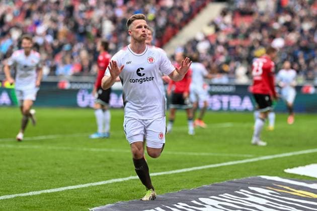 2. Bundesliga - Hannover 06 - FC St. Pauli am 21.04.2024 in der HDI Arena in Hannover Jubel, Torjubel, Torschuetze, Torschütze Johannes Eggestein (FC St. Pauli) jubelt nach seinem Tor zum 1:2.