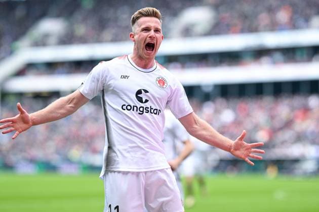 2. Bundesliga - Hannover 06 - FC St. Pauli am 21.04.2024 in der HDI Arena in Hannover Jubel, Torjubel, Torschuetze, Torschütze Johannes Eggestein (FC St. Pauli) jubelt nach seinem Tor zum 1:2.