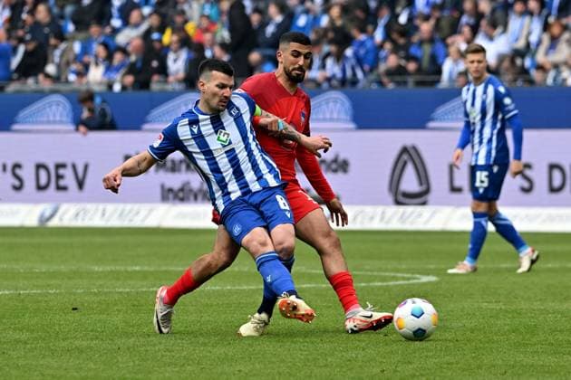 21.04.2024, xsltx, Fussball 2.Bundesliga, Karlsruher SC - Hertha BSC Berlin emspor, v.l. Jerome Gondorf (Karlsruher SC KSC) Aymen Barkok (Hertha BSC Berlin) Zweikampf, Aktion, action, battle for the ball (DFL DFB REGULATIONS PROHIBIT ANY USE OF PHOTOGRAPHS as IMAGE SEQUENCES and or QUASI-VIDEO) Karlsruhe