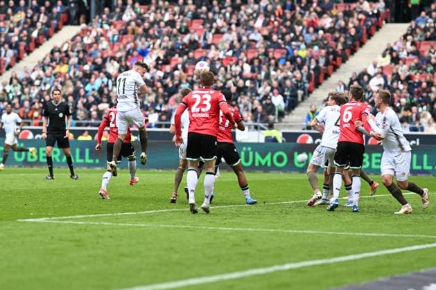 2. Bundesliga - Hannover 06 - FC St. Pauli am 21.04.2024 in der HDI Arena in Hannover Tor zum 1:2. Torschuetze Torschütze Johannes Eggestein (FC St. Pauli) mit dem Treffer zum 1:2