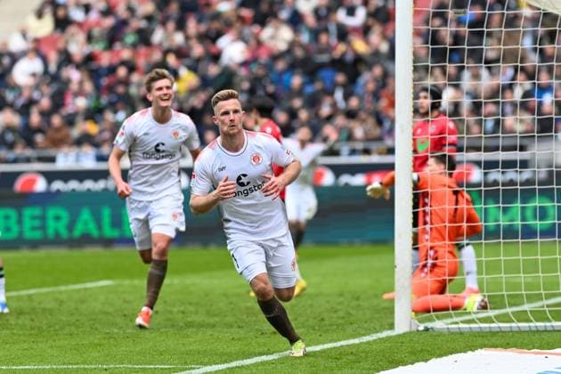 2. Bundesliga - Hannover 06 - FC St. Pauli am 21.04.2024 in der HDI Arena in Hannover Jubel, Torjubel, Torschuetze, Torschütze Johannes Eggestein (FC St. Pauli) jubelt nach seinem Tor zum 1:2.