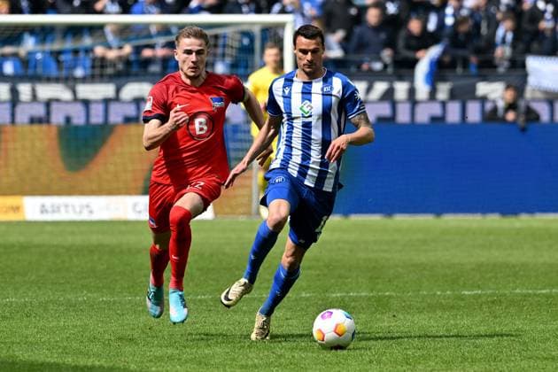21.04.2024, xsltx, Fussball 2.Bundesliga, Karlsruher SC - Hertha BSC Berlin emspor, v.l. Marten Winkler (Hertha BSC Berlin) Christoph Kobald (Karlsruher SC KSC) Zweikampf, Aktion, action, battle for the ball (DFL DFB REGULATIONS PROHIBIT ANY USE OF PHOTOGRAPHS as IMAGE SEQUENCES and or QUASI-VIDEO) Karlsruhe