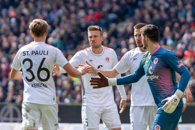 Aljoscha Kemlein (FC St. Pauli, 36), Nikola Vasilj (FC St. Pauli, 22), Karol Mets (FC St. Pauli, 03), Hauke Wahl (FC St. Pauli, 05) GER, Hannover 96 vs. FC St. Pauli, Fußball, 2. Bundesliga, 30. Spieltag, Spielzeit 2023 2024, 21.04.2024 DFL REGULATIONS PROHIBIT ANY USE OF PHOTOGRAPHS AS IMAGE SEQUENCES AND OR QUASI-VIDEO Hannover 96 vs. FC St. Pauli, Fußball, 2. Bundesliga, 30. Spieltag, Spielzeit 2023 2024, 21.04.2024 Hannover