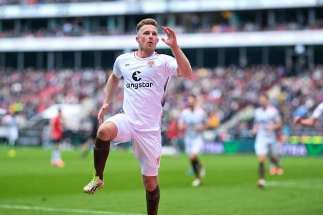 2. Bundesliga - Hannover 06 - FC St. Pauli am 21.04.2024 in der HDI Arena in Hannover Jubel, Torjubel, Torschuetze, Torschütze Johannes Eggestein (FC St. Pauli) jubelt nach seinem Tor zum 1:2.