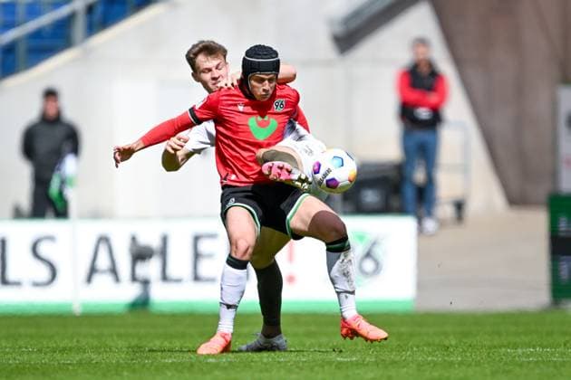 2. Bundesliga - Hannover 06 - FC St. Pauli am 21.04.2024 in der HDI Arena in Hannover Nicolo Tresoldi (Hannover 96) im Zweikampf gegen David Nemeth (FC St. Pauli).