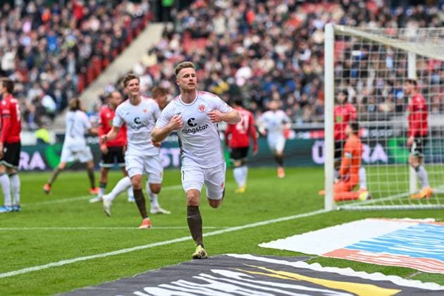 Sport Themen der Woche KW16 Sport Bilder des Tages 2. Bundesliga - Hannover 06 - FC St. Pauli am 21.04.2024 in der HDI Arena in Hannover Jubel, Torjubel, Torschuetze, Torschütze Johannes Eggestein (FC St. Pauli) jubelt nach seinem Tor zum 1:2. *** 2 Bundesliga Hannover 06 FC St Pauli on 21 04 2024 at the HDI Arena in Hannover Cheering, goal celebration, goal scorer, goal scorer Johannes Eggestein FC St Pauli cheers after his goal for 1 2 MT