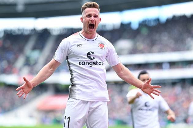 2. Bundesliga - Hannover 06 - FC St. Pauli am 21.04.2024 in der HDI Arena in Hannover Jubel, Torjubel, Torschuetze, Torschütze Johannes Eggestein (FC St. Pauli) jubelt nach seinem Tor zum 1:2.