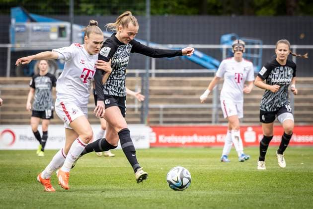 GOOGLE PIXEL Frauen Bundesliga: 1. FC Köln - SC Freiburg, 21.04.2024 Alena Bienz (1. FC Köln, 11) und Janina Minge (SC Freiburg, 9); GOOGLE PIXEL Frauen Bundesliga: 1. FC Köln - SC Freiburg, 19. Spieltag, am 21.04.2024 im Franz-Kremer-Stadion in Köln. DFL REGULATIONS PROHIBIT ANY USE OF PHOTOGRAPHS AS IMAGE SEQUENCES AND OR QUASI-VIDEO. Copyright: xBEAUTIFULxSPORTS LeahxKohringx