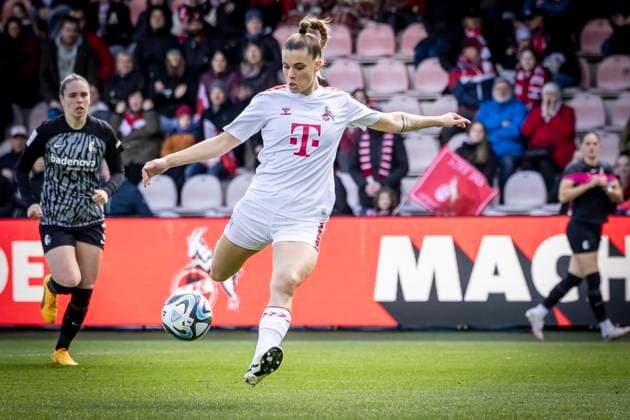 GOOGLE PIXEL Frauen Bundesliga: 1. FC Köln - SC Freiburg, 21.04.2024 Torschuss zum 1:0 durch Selina Cerci (1. FC Köln, 29); GOOGLE PIXEL Frauen Bundesliga: 1. FC Köln - SC Freiburg, 19. Spieltag, am 21.04.2024 im Franz-Kremer-Stadion in Köln. DFL REGULATIONS PROHIBIT ANY USE OF PHOTOGRAPHS AS IMAGE SEQUENCES AND OR QUASI-VIDEO. Copyright: xBEAUTIFULxSPORTS LeahxKohringx
