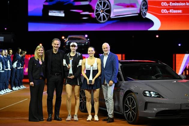 Oliver Blume (Vorstandsvorsitzender der Dr. Ing. h. c. F. Porsche AG und der Volkswagen AG), Elena Rybakina (KAZ) und Marta Kostyuk (UKR). xettx, Deutschland, Stuttgart, 21.04.2024, Tennis, Porsche Tennis Grand Prix, Day 9, 2024, Finale, E.Rybakina-M.Kostyuk, Porsche Arena Foto: A2 Bildagentur Peter Hartenfelser