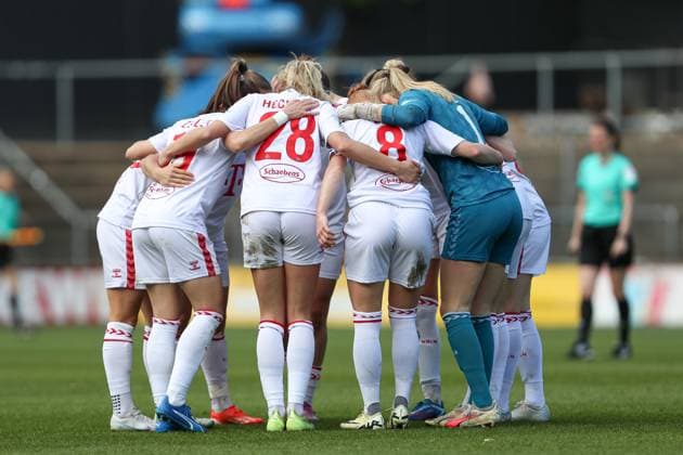 Spielerinnen von 1. FC Koeln bilden einen Teamkreis, Frauen Bundesliga, 1.FC Koeln - SC Freiburg, Franz-Kremer-Stadion am 21. April 2024 in Koeln, Deutschland. (Foto von Oliver Kaelke DeFodi Images) Players from 1. FC Koeln form a circle, Frauen Bundesliga, 1.FC Koeln - SC Freiburg, Franz-Kremer-Stadion on April 21, 2024 in Cologne, Germany. (Photo by Oliver Kaelke DeFodi Images) Defodi-678_2024_04_121_OK_FCKSCF_1022