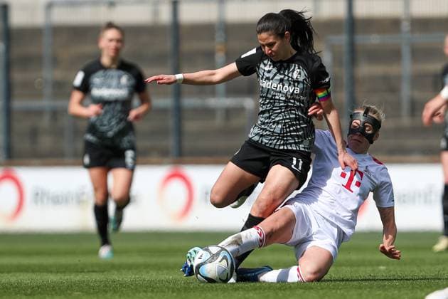 Hasret Kayikci (SC Freiburg) und Celina Degen (1. FC Koeln) im Zweikampf, Frauen Bundesliga, 1.FC Koeln - SC Freiburg, Franz-Kremer-Stadion am 21. April 2024 in Koeln, Deutschland. (Foto von Oliver Kaelke DeFodi Images) Hasret Kayikci (SC Freiburg) und Celina Degen (1. FC Koeln) battle for the ball, Frauen Bundesliga, 1.FC Koeln - SC Freiburg, Franz-Kremer-Stadion on April 21, 2024 in Cologne, Germany. (Photo by Oliver Kaelke DeFodi Images) Defodi-678_2024_04_121_OK_FCKSCF_1114