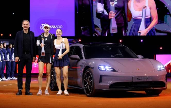 21.04.2024, Deutschland, Stuttgart, Porsche Tennis Grand Prix 2024, Finale, v.l. Oliver Blume (Vorstandsvorsitzender Porsche und Volkswagen AG). Elena Rybakina (KAZ) und Marta Kostyuk mit Pokal vor dem Siegerfahrzeug Taycab 4S Turismo