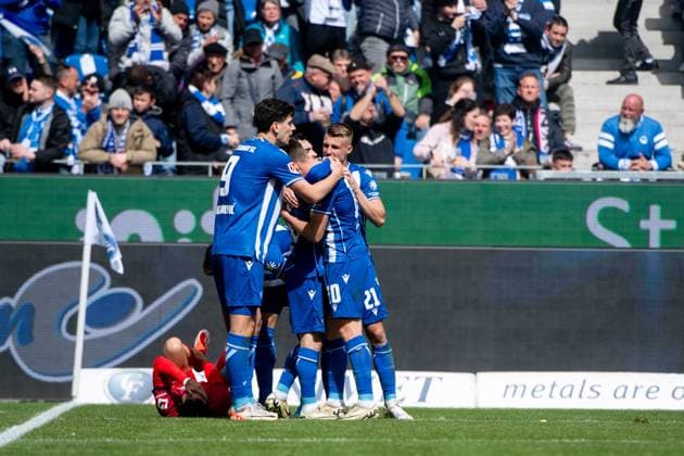 Igor Matanovic (Karlsruher SC, 09), Marvin Wanitzek (Karlsruher SC, 10), Marco Thiede (Karlsruher SC, 21) und Team jubeln ueber das Tor zum 3:1, GER, Karlsruher SC (KSC) vs Hertha BSC Berlin (BSC), Fussball 2. Bundesliga, 30. Spieltag, Saison 2023 2024, 21.04.2024 DFB DFL regulations prohibit any use of photographs as image sequences and or quasi-video GER, Karlsruher SC (KSC) vs Hertha BSC Berlin (BSC), Fussball 2. Bundesliga, 30. Spieltag, Saison 2023 2024, 21.04.2024 Karlsruhe