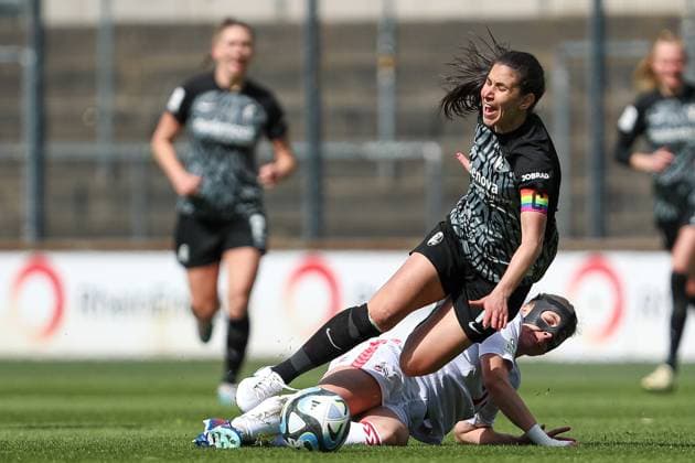 Hasret Kayikci (SC Freiburg) und Celina Degen (1. FC Koeln) im Zweikampf, Frauen Bundesliga, 1.FC Koeln - SC Freiburg, Franz-Kremer-Stadion am 21. April 2024 in Koeln, Deutschland. (Foto von Oliver Kaelke DeFodi Images) Hasret Kayikci (SC Freiburg) und Celina Degen (1. FC Koeln) battle for the ball, Frauen Bundesliga, 1.FC Koeln - SC Freiburg, Franz-Kremer-Stadion on April 21, 2024 in Cologne, Germany. (Photo by Oliver Kaelke DeFodi Images) Defodi-678_2024_04_121_OK_FCKSCF_1118