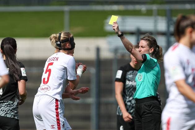Celina Degen (1. FC Koeln) erhaelt die gelbe Karte, Frauen Bundesliga, 1.FC Koeln - SC Freiburg, Franz-Kremer-Stadion am 21. April 2024 in Koeln, Deutschland. (Foto von Oliver Kaelke DeFodi Images) Celina Degen (1. FC Koeln) gets the yellow card, Frauen Bundesliga, 1.FC Koeln - SC Freiburg, Franz-Kremer-Stadion on April 21, 2024 in Cologne, Germany. (Photo by Oliver Kaelke DeFodi Images) Defodi-678_2024_04_121_OK_FCKSCF_1129