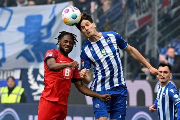 21.04.2024, xsltx, Fussball 2.Bundesliga, Karlsruher SC - Hertha BSC Berlin emspor, v.l. Deyovasio Zeefuik (Hertha BSC Berlin) Igor Matanovic (Karlsruher SC KSC) Zweikampf, Aktion, action, battle for the ball (DFL DFB REGULATIONS PROHIBIT ANY USE OF PHOTOGRAPHS as IMAGE SEQUENCES and or QUASI-VIDEO) Karlsruhe