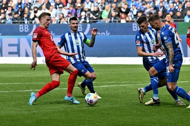 21.04.2024, xsltx, Fussball 2.Bundesliga, Karlsruher SC - Hertha BSC Berlin emspor, v.l. Marten Winkler (Hertha BSC Berlin) Jerome Gondorf (Karlsruher SC KSC) Marcel Franke (Karlsruher SC KSC) Zweikampf, Aktion, action, battle for the ball (DFL DFB REGULATIONS PROHIBIT ANY USE OF PHOTOGRAPHS as IMAGE SEQUENCES and or QUASI-VIDEO) Karlsruhe