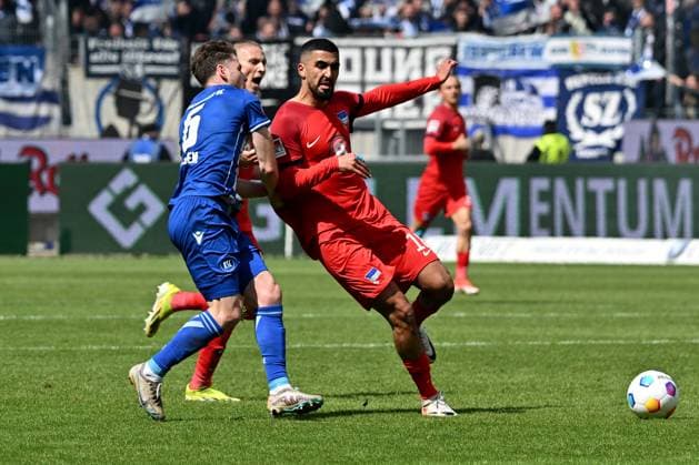 21.04.2024, xsltx, Fussball 2.Bundesliga, Karlsruher SC - Hertha BSC Berlin emspor, v.l. Leon Jensen (Karlsruher SC KSC) Aymen Barkok (Hertha BSC Berlin) Zweikampf, Aktion, action, battle for the ball (DFL DFB REGULATIONS PROHIBIT ANY USE OF PHOTOGRAPHS as IMAGE SEQUENCES and or QUASI-VIDEO) Karlsruhe