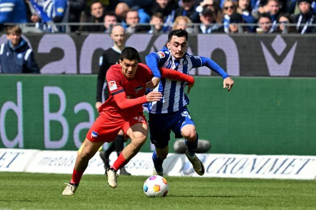 21.04.2024, xsltx, Fussball 2.Bundesliga, Karlsruher SC - Hertha BSC Berlin emspor, v.l. Ibrahim Maza (Hertha BSC Berlin) Paul Nebel (Karlsruher SC KSC) Zweikampf, Aktion, action, battle for the ball (DFL DFB REGULATIONS PROHIBIT ANY USE OF PHOTOGRAPHS as IMAGE SEQUENCES and or QUASI-VIDEO) Karlsruhe