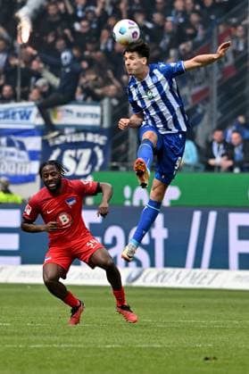 21.04.2024, xsltx, Fussball 2.Bundesliga, Karlsruher SC - Hertha BSC Berlin emspor, v.l. Deyovasio Zeefuik (Hertha BSC Berlin) Igor Matanovic (Karlsruher SC KSC) Zweikampf, Aktion, action, battle for the ball (DFL DFB REGULATIONS PROHIBIT ANY USE OF PHOTOGRAPHS as IMAGE SEQUENCES and or QUASI-VIDEO) Karlsruhe