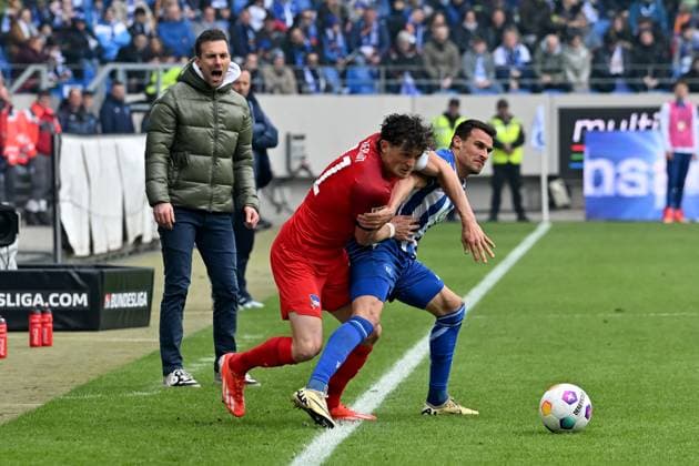 21.04.2024, xsltx, Fussball 2.Bundesliga, Karlsruher SC - Hertha BSC Berlin emspor, v.l. Fabian Reese (Hertha BSC Berlin) Philip Heise (Karlsruher SC KSC) Zweikampf, Aktion, action, battle for the ball (DFL DFB REGULATIONS PROHIBIT ANY USE OF PHOTOGRAPHS as IMAGE SEQUENCES and or QUASI-VIDEO) Karlsruhe