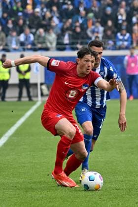 21.04.2024, xsltx, Fussball 2.Bundesliga, Karlsruher SC - Hertha BSC Berlin emspor, v.l. Fabian Reese (Hertha BSC Berlin) Philip Heise (Karlsruher SC KSC) Zweikampf, Aktion, action, battle for the ball (DFL DFB REGULATIONS PROHIBIT ANY USE OF PHOTOGRAPHS as IMAGE SEQUENCES and or QUASI-VIDEO) Karlsruhe