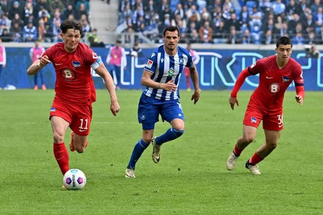 21.04.2024, xsltx, Fussball 2.Bundesliga, Karlsruher SC - Hertha BSC Berlin emspor, v.l. Fabian Reese (Hertha BSC Berlin) Philip Heise (Karlsruher SC KSC) Zweikampf, Aktion, action, battle for the ball Ibrahim Maza (Hertha BSC Berlin) (DFL DFB REGULATIONS PROHIBIT ANY USE OF PHOTOGRAPHS as IMAGE SEQUENCES and or QUASI-VIDEO) Karlsruhe