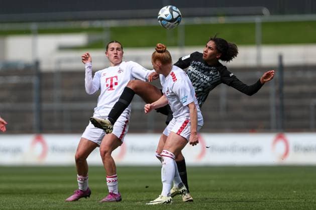 Carlotta Wamser (1. FC Koeln), Cora Zicai (SC Freiburg) und Laura Vogt (1. FC Koeln) im Zweikampf, Frauen Bundesliga, 1.FC Koeln - SC Freiburg, Franz-Kremer-Stadion am 21. April 2024 in Koeln, Deutschland. (Foto von Oliver Kaelke DeFodi Images) Carlotta Wamser (1. FC Koeln), Cora Zicai (SC Freiburg) und Laura Vogt (1. FC Koeln) battle for the ball, Frauen Bundesliga, 1.FC Koeln - SC Freiburg, Franz-Kremer-Stadion on April 21, 2024 in Cologne, Germany. (Photo by Oliver Kaelke DeFodi Images) Defodi-678_2024_04_121_OK_FCKSCF_1150