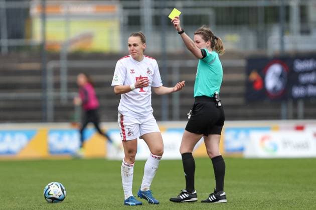 Dora Zeller (1. FC Koeln) erhaelt die gelbe Karte, Frauen Bundesliga, 1.FC Koeln - SC Freiburg, Franz-Kremer-Stadion am 21. April 2024 in Koeln, Deutschland. (Foto von Oliver Kaelke DeFodi Images) Dora Zeller (1. FC Koeln) gets the yellow card, Frauen Bundesliga, 1.FC Koeln - SC Freiburg, Franz-Kremer-Stadion on April 21, 2024 in Cologne, Germany. (Photo by Oliver Kaelke DeFodi Images) Defodi-678_2024_04_121_OK_FCKSCF_1201