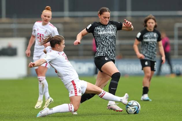 Martyna Wiankowska (1. FC Koeln) und Giovanna Hoffmann (SC Freiburg) im Zweikampf, Frauen Bundesliga, 1.FC Koeln - SC Freiburg, Franz-Kremer-Stadion am 21. April 2024 in Koeln, Deutschland. (Foto von Oliver Kaelke DeFodi Images) Martyna Wiankowska (1. FC Koeln) und Giovanna Hoffmann (SC Freiburg) battle for the ball, Frauen Bundesliga, 1.FC Koeln - SC Freiburg, Franz-Kremer-Stadion on April 21, 2024 in Cologne, Germany. (Photo by Oliver Kaelke DeFodi Images) Defodi-678_2024_04_121_OK_FCKSCF_1261
