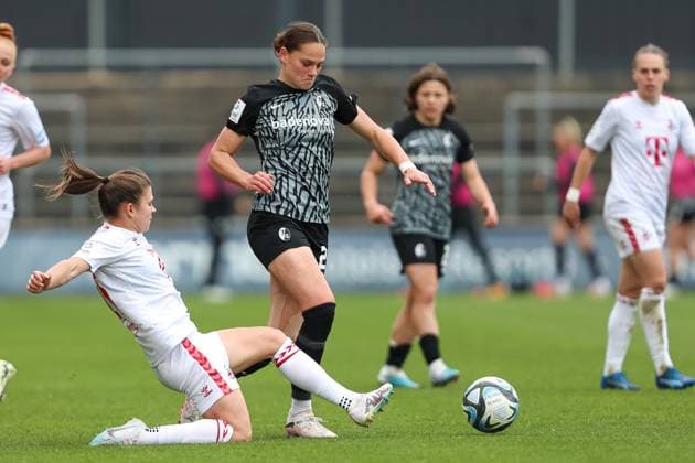 Martyna Wiankowska (1. FC Koeln) und Giovanna Hoffmann (SC Freiburg) im Zweikampf, Frauen Bundesliga, 1.FC Koeln - SC Freiburg, Franz-Kremer-Stadion am 21. April 2024 in Koeln, Deutschland. (Foto von Oliver Kaelke DeFodi Images) Martyna Wiankowska (1. FC Koeln) und Giovanna Hoffmann (SC Freiburg) battle for the ball, Frauen Bundesliga, 1.FC Koeln - SC Freiburg, Franz-Kremer-Stadion on April 21, 2024 in Cologne, Germany. (Photo by Oliver Kaelke DeFodi Images) Defodi-678_2024_04_121_OK_FCKSCF_1262