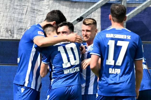 21.04.2024, xsltx, Fussball 2.Bundesliga, Karlsruher SC - Hertha BSC Berlin emspor, v.l. Torjubel nach dem Tor zum celebrating the goal celebrate 3:1 durch Marvin Wanitzek (Karlsruher SC KSC) (DFL DFB REGULATIONS PROHIBIT ANY USE OF PHOTOGRAPHS as IMAGE SEQUENCES and or QUASI-VIDEO) Karlsruhe