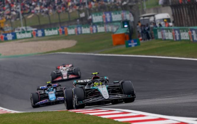 44 HAMILTON Lewis (gbr), Mercedes AMG F1 Team W15, action during the Formula 1 Lenovo Chinese Grand Prix 2024, 5th round of the 2024 Formula One World Championship, WM, Weltmeisterschaft from April 19 to 21, 2024 on the Shanghai International Circuit, in Shanghai, China - F1 - CHINESE GRAND PRIX 2024 DPPI Panoramic  240421_R05_CHINA_DP_JK14817