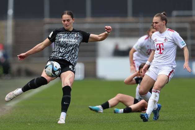 Giovanna Hoffmann (SC Freiburg) in Aktion, am Ball, Einzelaktion, Frauen Bundesliga, 1.FC Koeln - SC Freiburg, Franz-Kremer-Stadion am 21. April 2024 in Koeln, Deutschland. (Foto von Oliver Kaelke DeFodi Images) Giovanna Hoffmann (SC Freiburg) controls the ball, Frauen Bundesliga, 1.FC Koeln - SC Freiburg, Franz-Kremer-Stadion on April 21, 2024 in Cologne, Germany. (Photo by Oliver Kaelke DeFodi Images) Defodi-678_2024_04_121_OK_FCKSCF_1295