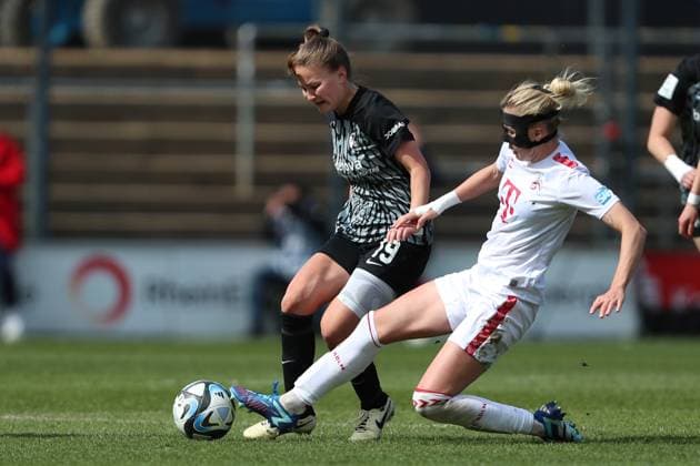 Annabel Schasching (SC Freiburg) und Celina Degen (1. FC Koeln) im Zweikampf, Frauen Bundesliga, 1.FC Koeln - SC Freiburg, Franz-Kremer-Stadion am 21. April 2024 in Koeln, Deutschland. (Foto von Oliver Kaelke DeFodi Images) Annabel Schasching (SC Freiburg) und Celina Degen (1. FC Koeln) battle for the ball, Frauen Bundesliga, 1.FC Koeln - SC Freiburg, Franz-Kremer-Stadion on April 21, 2024 in Cologne, Germany. (Photo by Oliver Kaelke DeFodi Images) Defodi-678_2024_04_121_OK_FCKSCF_1337