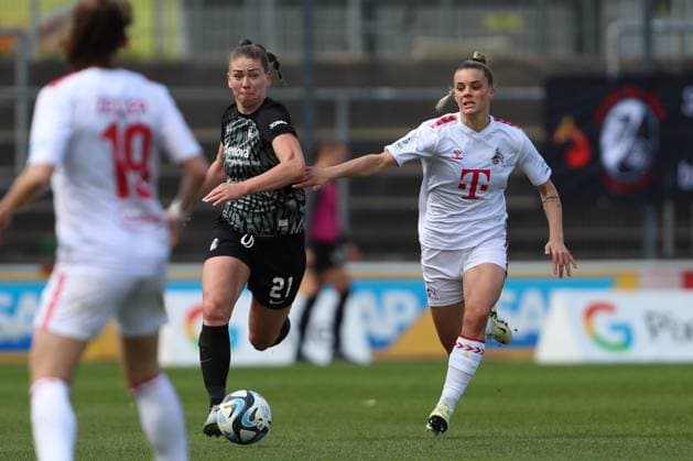 Samantha Steuerwald (SC Freiburg) und Selina Cerci (1. FC Koeln) im Zweikampf, Frauen Bundesliga, 1.FC Koeln - SC Freiburg, Franz-Kremer-Stadion am 21. April 2024 in Koeln, Deutschland. (Foto von Oliver Kaelke DeFodi Images) Samantha Steuerwald (SC Freiburg) und Selina Cerci (1. FC Koeln) battle for the ball, Frauen Bundesliga, 1.FC Koeln - SC Freiburg, Franz-Kremer-Stadion on April 21, 2024 in Cologne, Germany. (Photo by Oliver Kaelke DeFodi Images) Defodi-678_2024_04_121_OK_FCKSCF_1358
