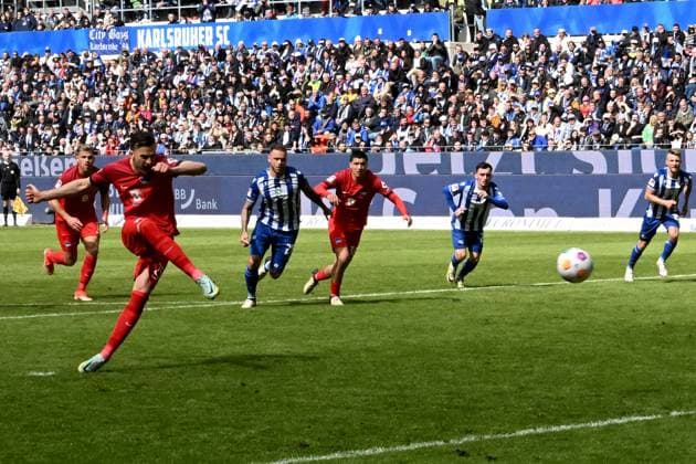 21.04.2024, xsltx, Fussball 2.Bundesliga, Karlsruher SC - Hertha BSC Berlin emspor, v.l. Haris Tabakovic (Hertha BSC Berlin) erzielt das Tor zum scores the goal 3:2 Patrick Drewes (Karlsruher SC KSC) Handelfmeter (DFL DFB REGULATIONS PROHIBIT ANY USE OF PHOTOGRAPHS as IMAGE SEQUENCES and or QUASI-VIDEO) Karlsruhe