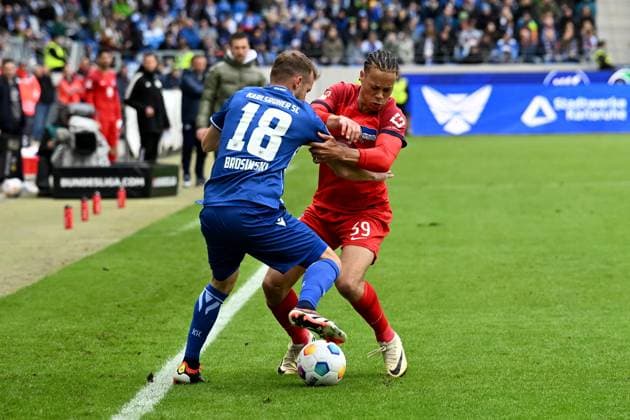 21.04.2024, xsltx, Fussball 2.Bundesliga, Karlsruher SC - Hertha BSC Berlin emspor, v.l. Daniel Brosinski (Karlsruher SC KSC) Derry Scherhant (Hertha BSC Berlin) Zweikampf, Aktion, action, battle for the ball (DFL DFB REGULATIONS PROHIBIT ANY USE OF PHOTOGRAPHS as IMAGE SEQUENCES and or QUASI-VIDEO) Karlsruhe